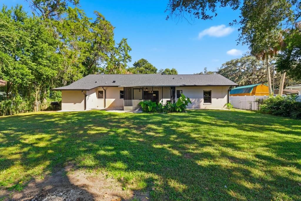 合同活跃: $260,000 (4 贝兹, 3 浴室, 2100 平方英尺)