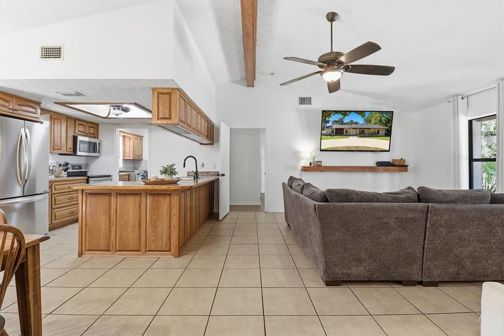 合同活跃: $260,000 (4 贝兹, 3 浴室, 2100 平方英尺)