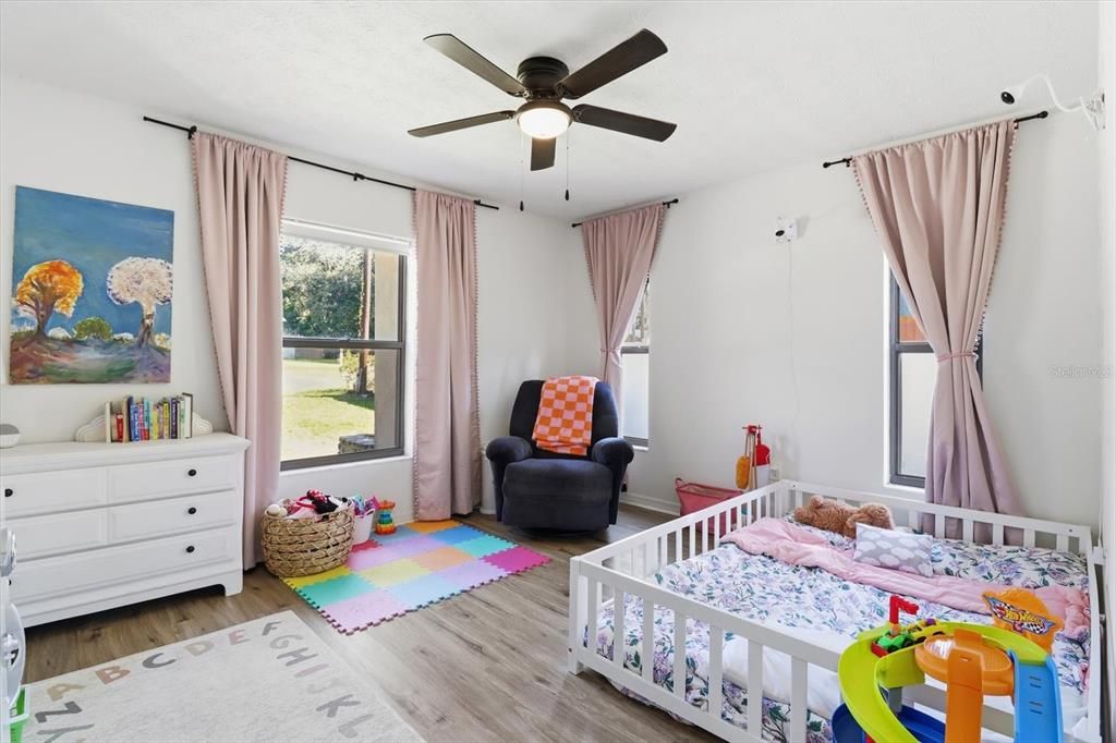 合同活跃: $260,000 (4 贝兹, 3 浴室, 2100 平方英尺)