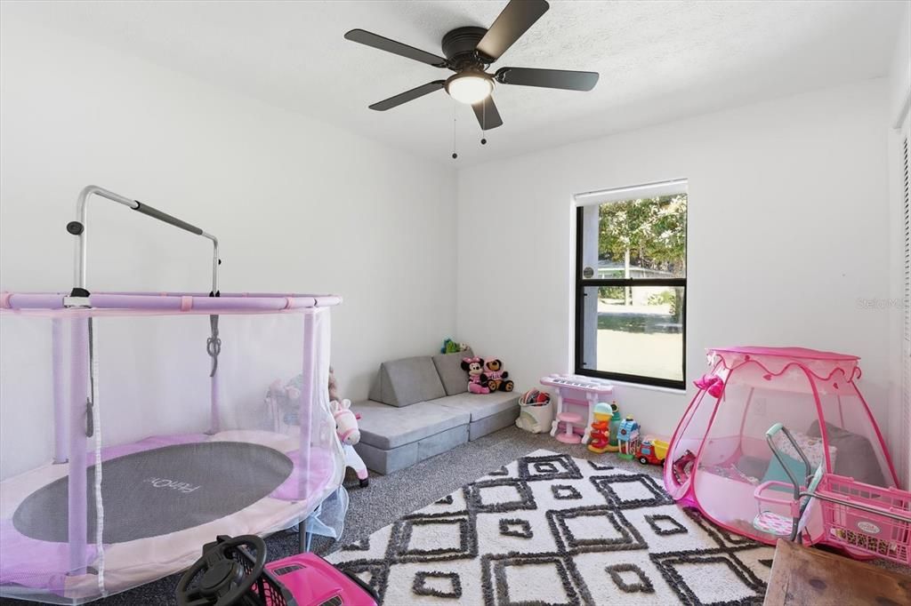 合同活跃: $260,000 (4 贝兹, 3 浴室, 2100 平方英尺)