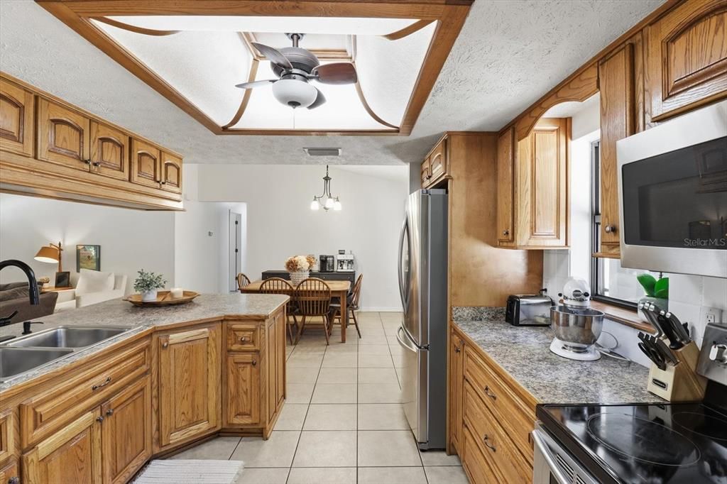 合同活跃: $260,000 (4 贝兹, 3 浴室, 2100 平方英尺)