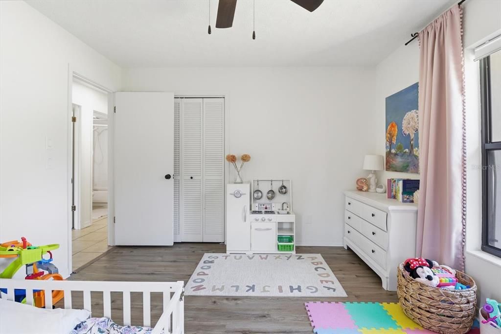 合同活跃: $260,000 (4 贝兹, 3 浴室, 2100 平方英尺)