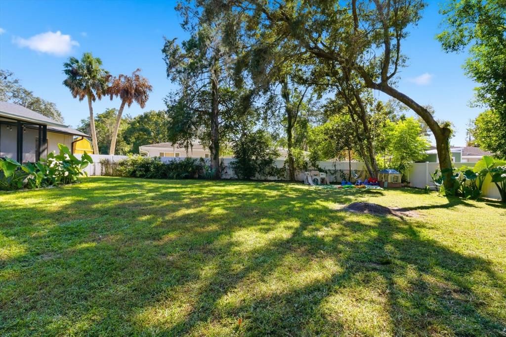 合同活跃: $260,000 (4 贝兹, 3 浴室, 2100 平方英尺)