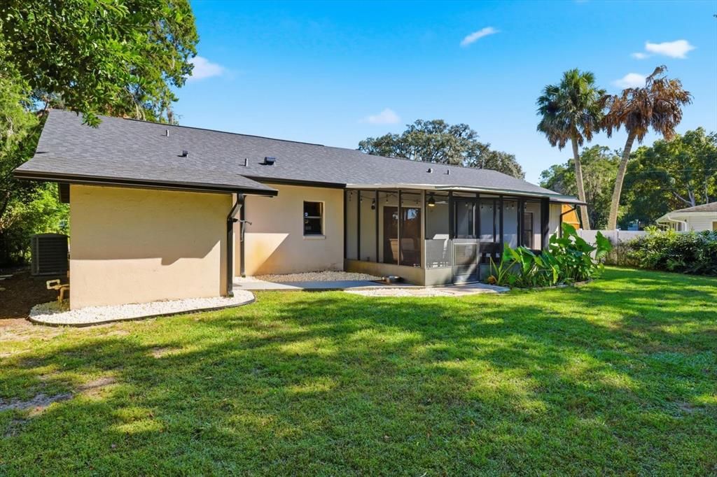 合同活跃: $260,000 (4 贝兹, 3 浴室, 2100 平方英尺)