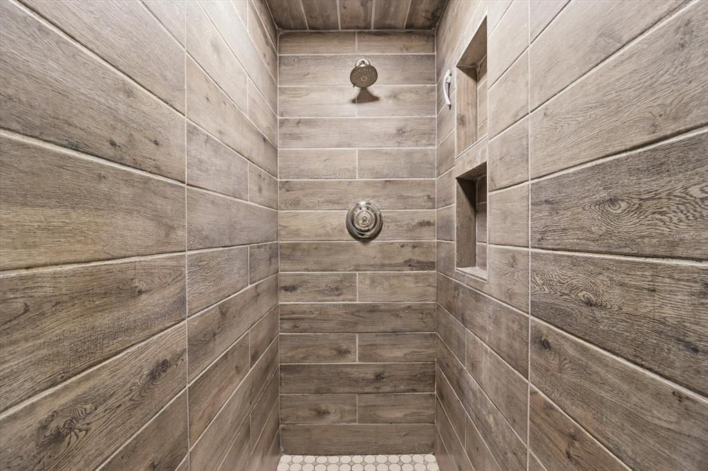 合同活跃: $260,000 (4 贝兹, 3 浴室, 2100 平方英尺)