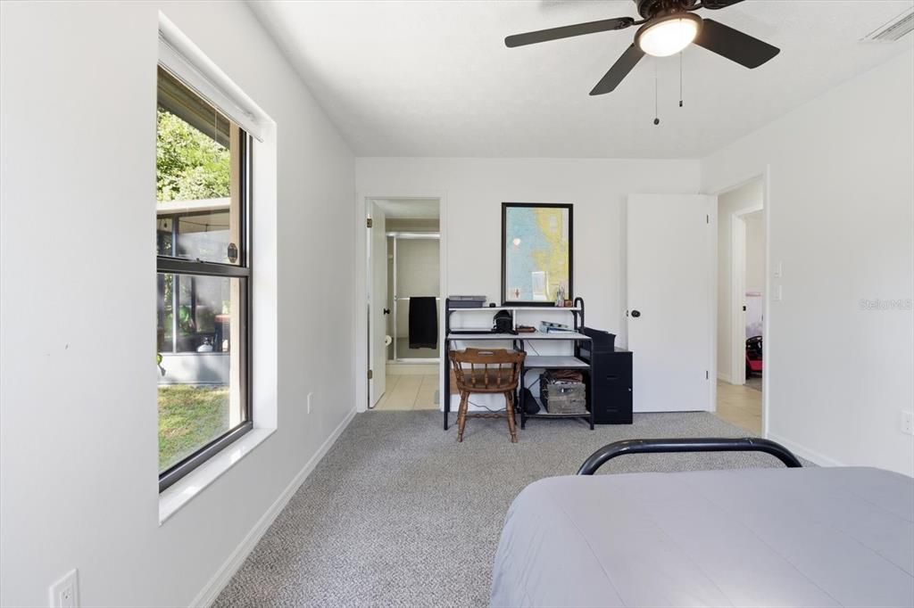 合同活跃: $260,000 (4 贝兹, 3 浴室, 2100 平方英尺)