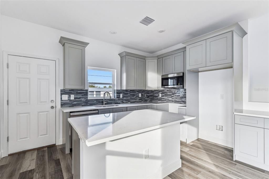 На продажу: $717,000 (6 спален, 0 ванн, 2360 Квадратных фут)