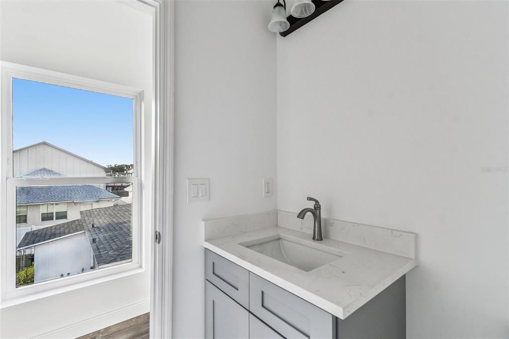 На продажу: $717,000 (6 спален, 0 ванн, 2360 Квадратных фут)