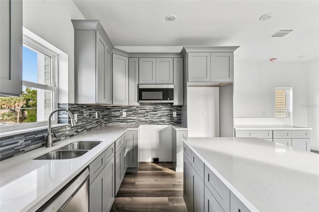 На продажу: $717,000 (6 спален, 0 ванн, 2360 Квадратных фут)