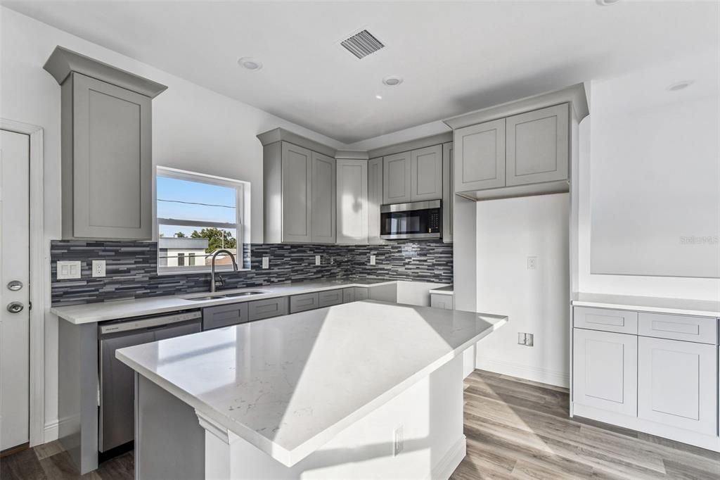 На продажу: $717,000 (6 спален, 0 ванн, 2360 Квадратных фут)