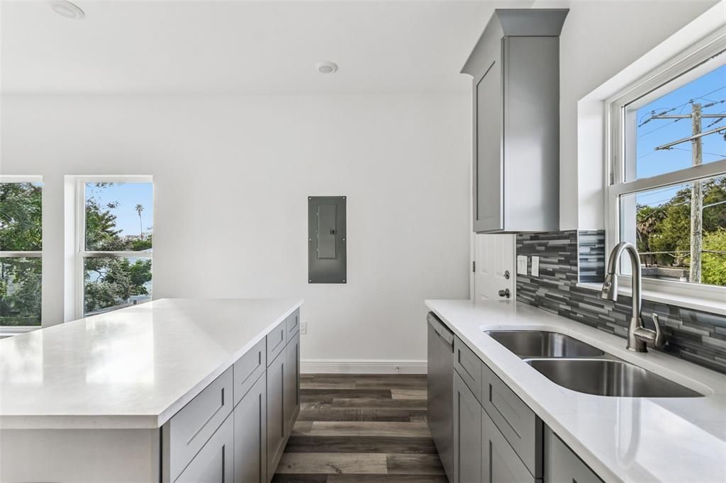 На продажу: $717,000 (6 спален, 0 ванн, 2360 Квадратных фут)