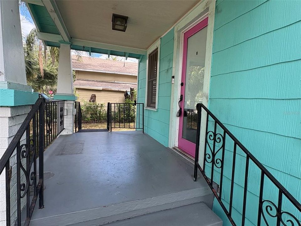 Active With Contract: $2,000 (2 beds, 1 baths, 744 Square Feet)