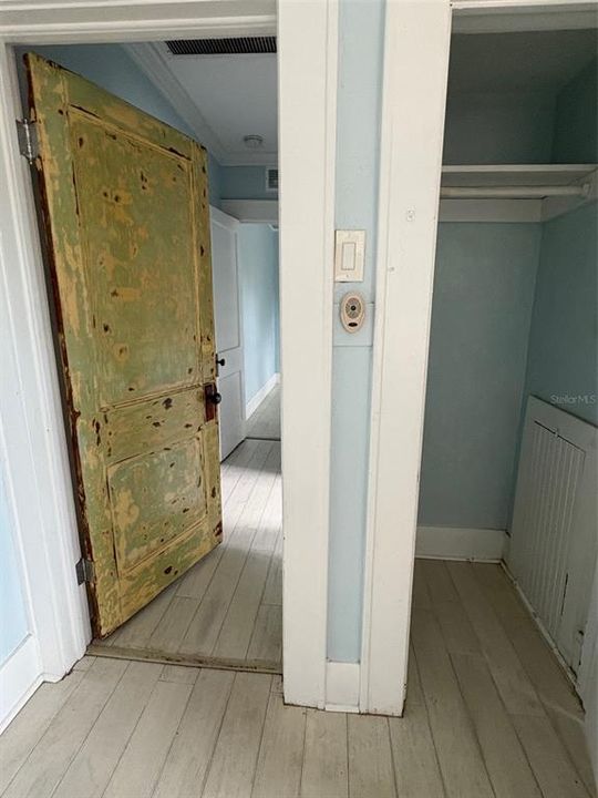 Active With Contract: $2,000 (2 beds, 1 baths, 744 Square Feet)