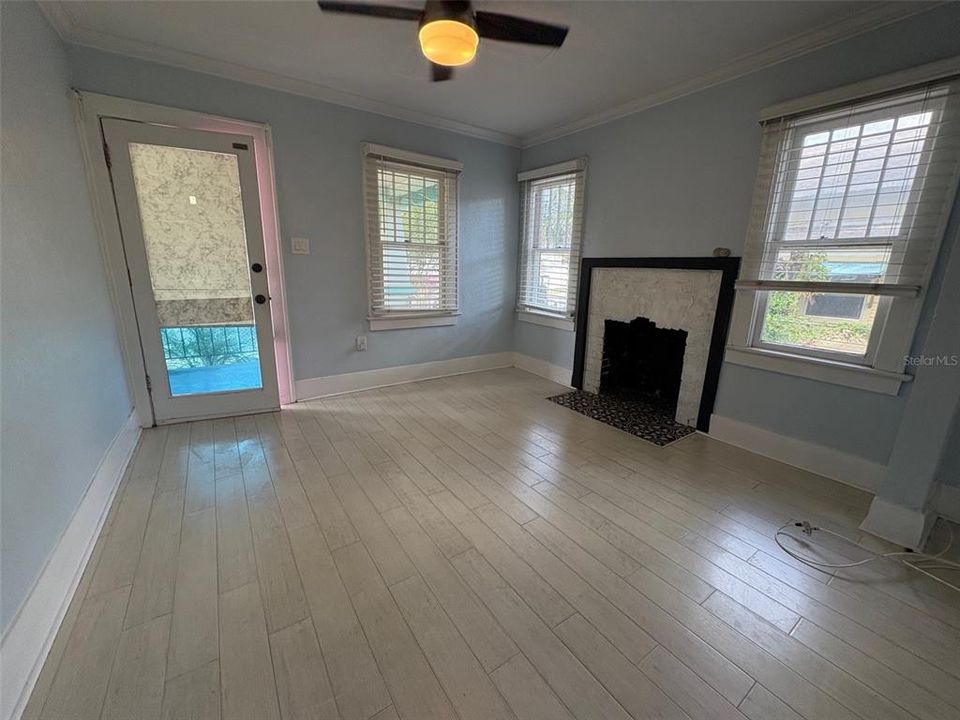 Active With Contract: $2,000 (2 beds, 1 baths, 744 Square Feet)