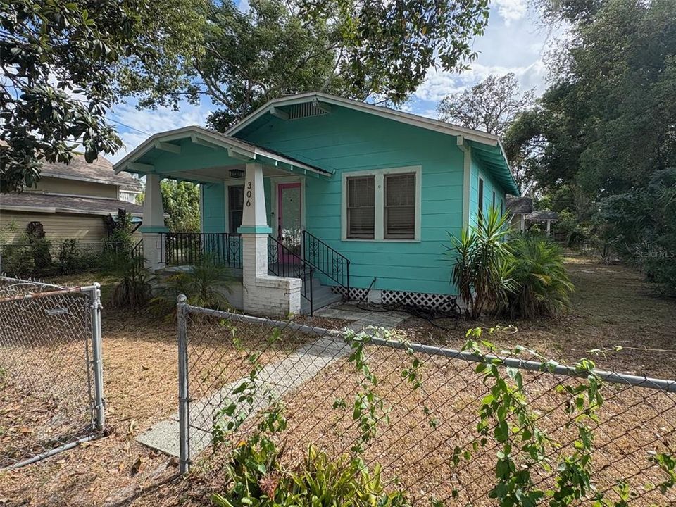 Active With Contract: $2,000 (2 beds, 1 baths, 744 Square Feet)