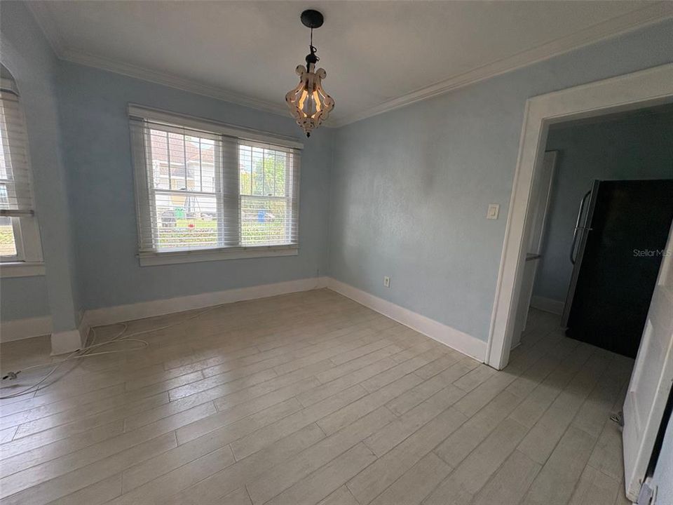 Active With Contract: $2,000 (2 beds, 1 baths, 744 Square Feet)
