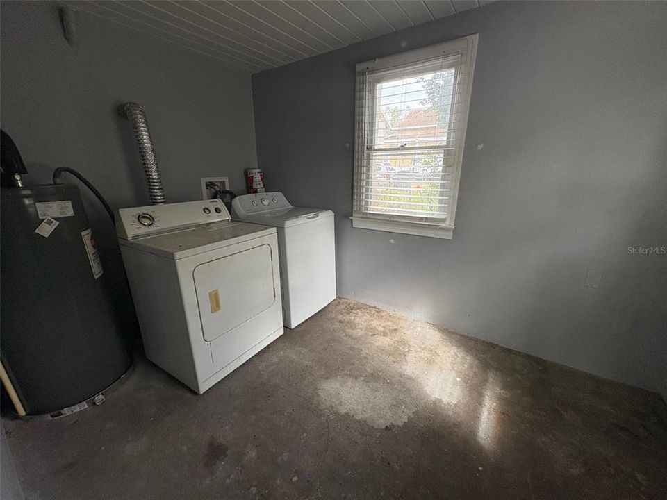 Active With Contract: $2,000 (2 beds, 1 baths, 744 Square Feet)