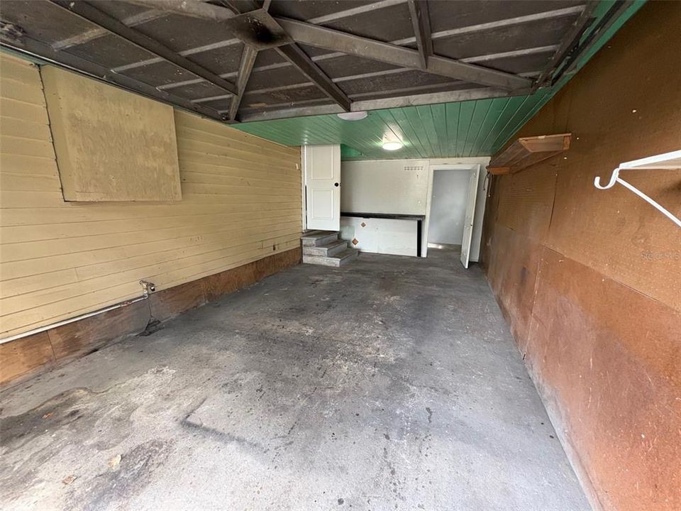 Active With Contract: $2,000 (2 beds, 1 baths, 744 Square Feet)