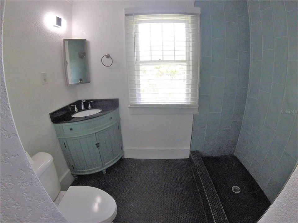 Active With Contract: $2,000 (2 beds, 1 baths, 744 Square Feet)