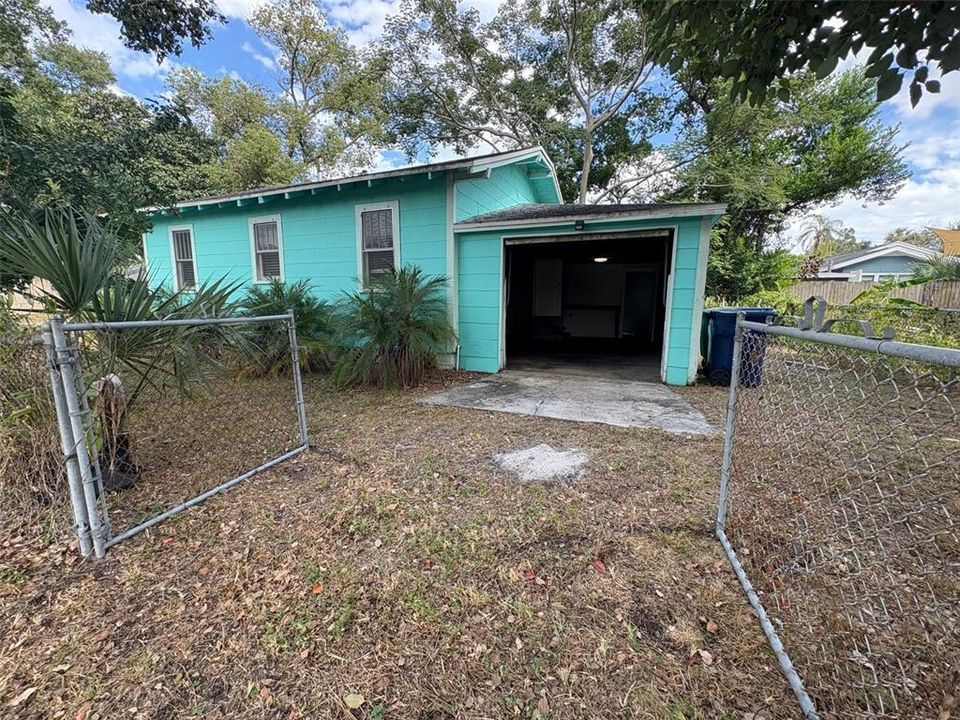 Active With Contract: $2,000 (2 beds, 1 baths, 744 Square Feet)