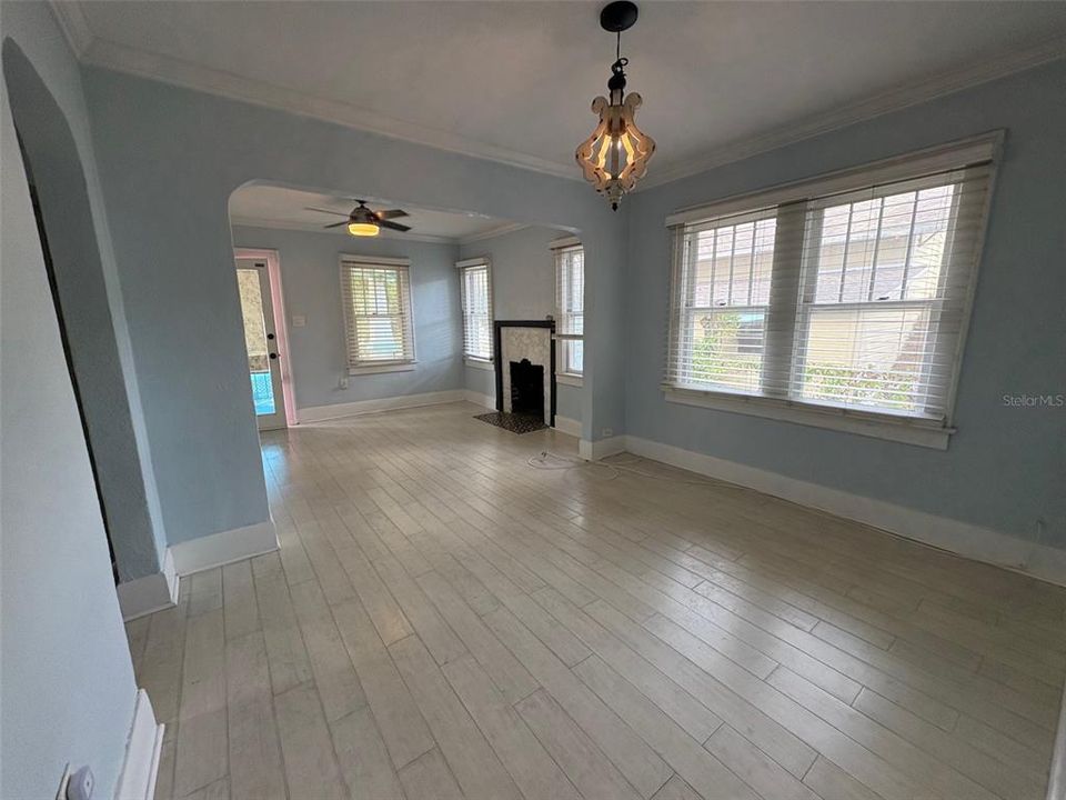 Active With Contract: $2,000 (2 beds, 1 baths, 744 Square Feet)