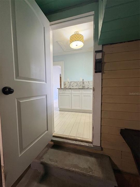 Active With Contract: $2,000 (2 beds, 1 baths, 744 Square Feet)