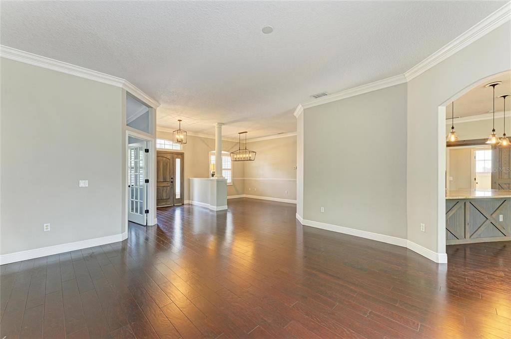 Active With Contract: $3,900 (3 beds, 2 baths, 2573 Square Feet)