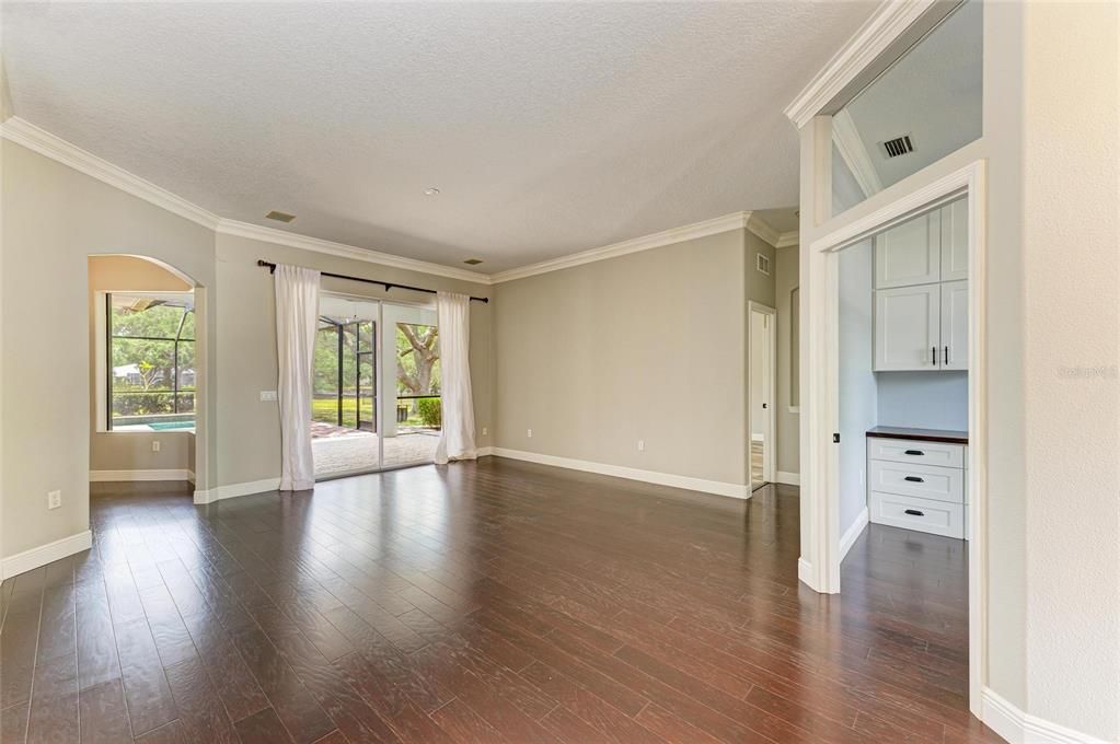 Active With Contract: $3,900 (3 beds, 2 baths, 2573 Square Feet)