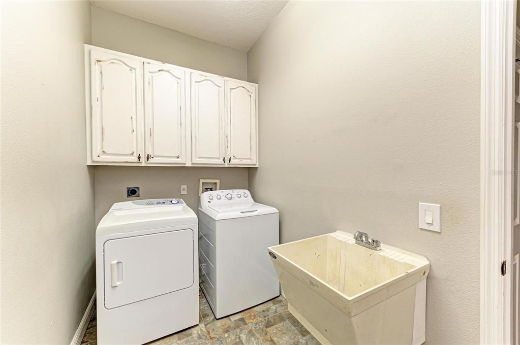 Active With Contract: $3,900 (3 beds, 2 baths, 2573 Square Feet)