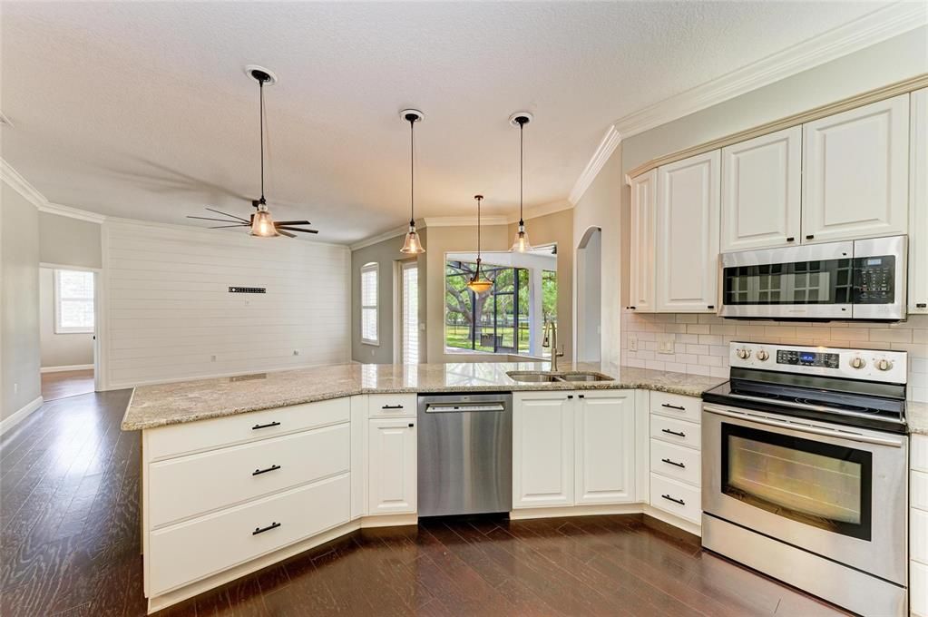 Active With Contract: $3,900 (3 beds, 2 baths, 2573 Square Feet)