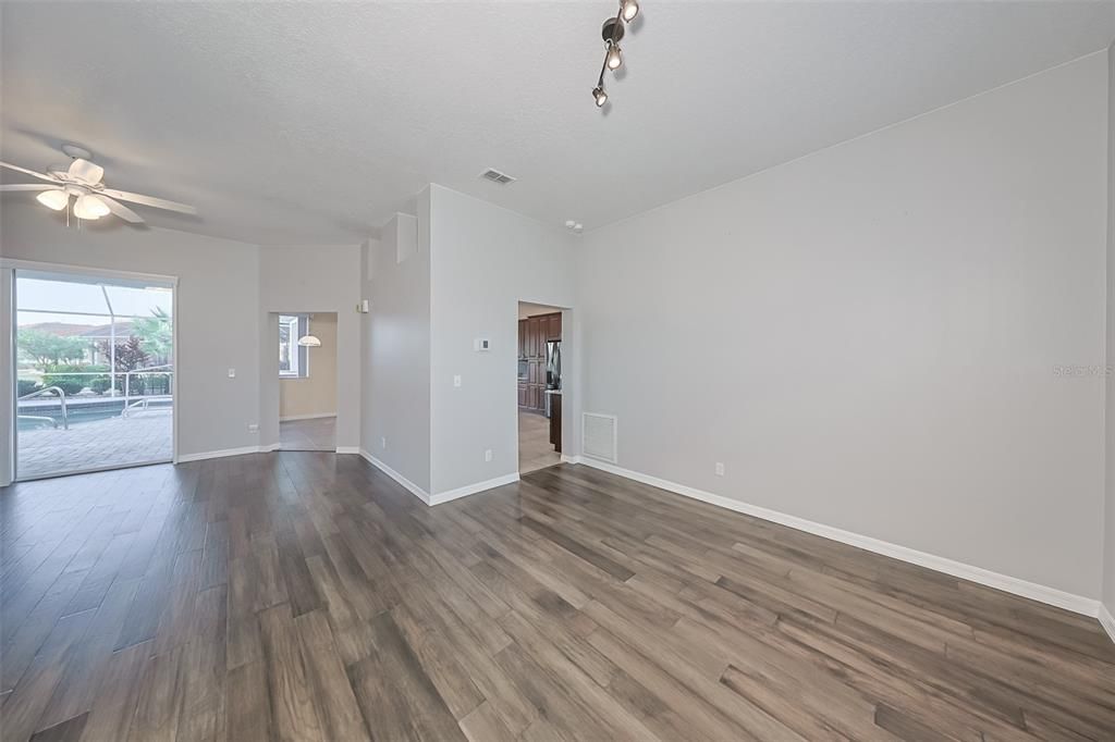 En Venta: $564,900 (3 camas, 2 baños, 2139 Pies cuadrados)