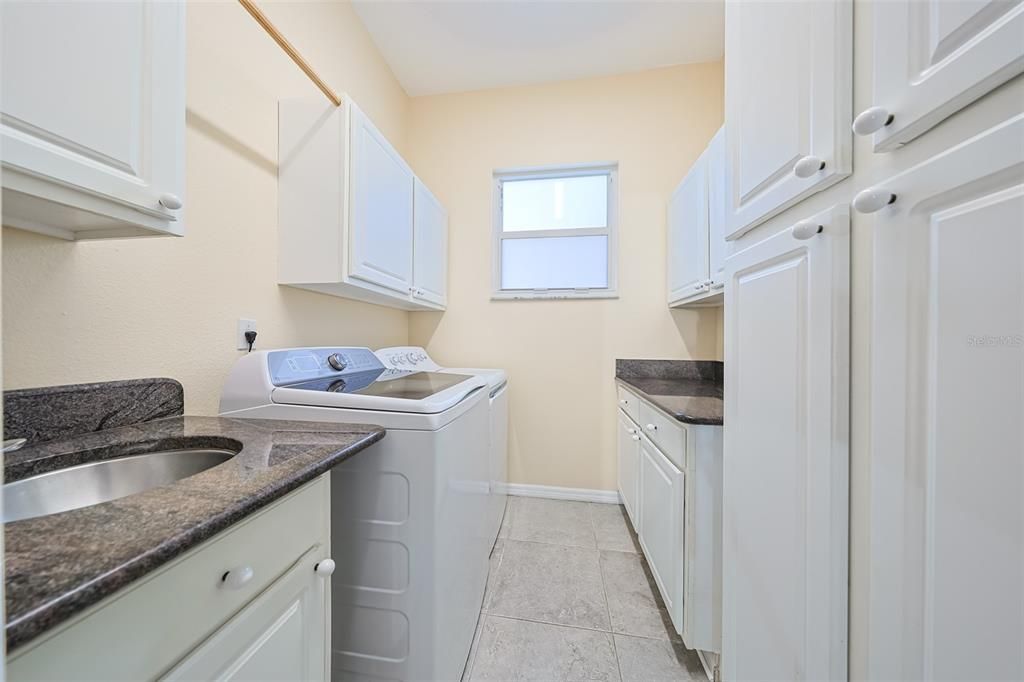 En Venta: $564,900 (3 camas, 2 baños, 2139 Pies cuadrados)