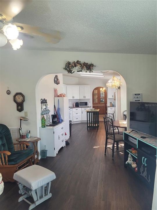 Active With Contract: $155,900 (3 beds, 2 baths, 1647 Square Feet)