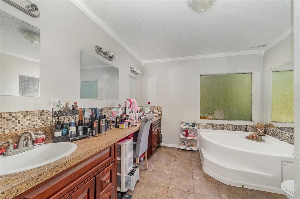 En Venta: $299,900 (5 camas, 3 baños, 1976 Pies cuadrados)