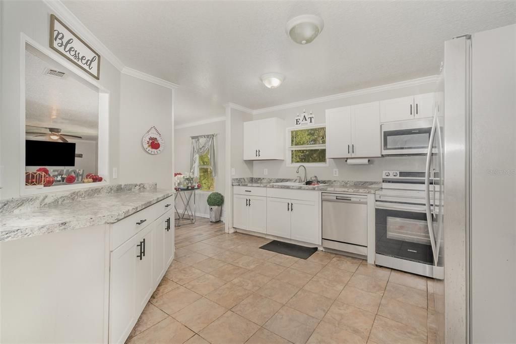 En Venta: $299,900 (5 camas, 3 baños, 1976 Pies cuadrados)