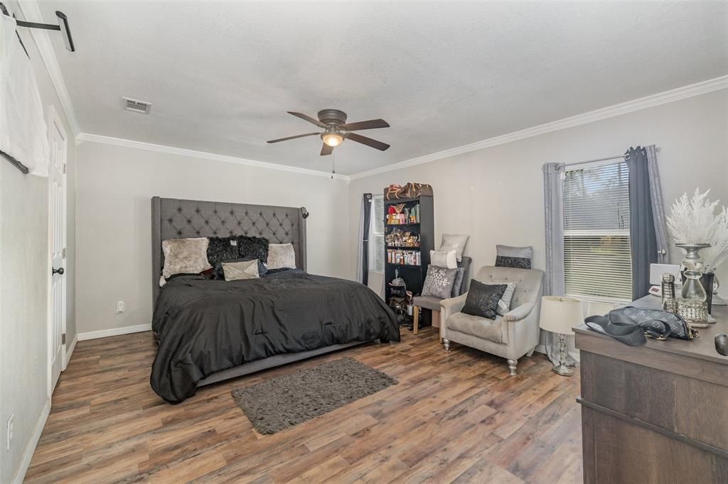 En Venta: $299,900 (5 camas, 3 baños, 1976 Pies cuadrados)