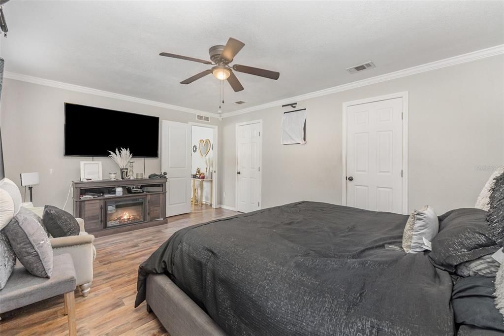 En Venta: $299,900 (5 camas, 3 baños, 1976 Pies cuadrados)