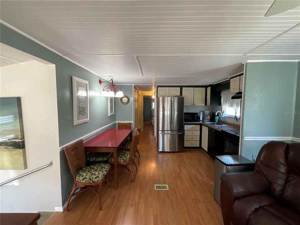 For Sale: $189,500 (2 beds, 2 baths, 1100 Square Feet)