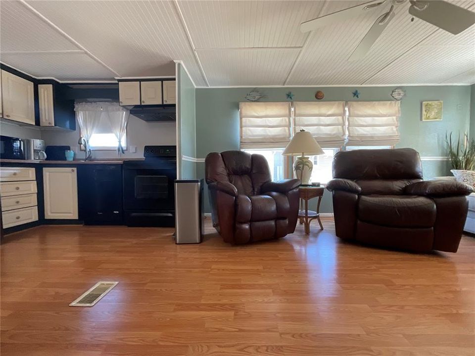 For Sale: $189,500 (2 beds, 2 baths, 1100 Square Feet)
