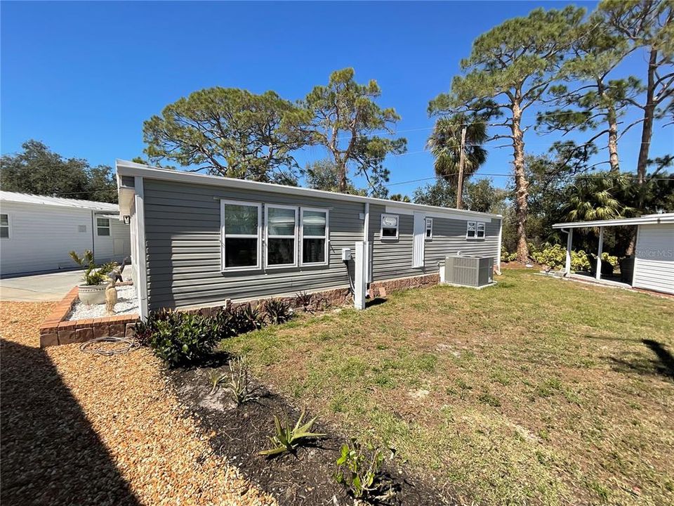 For Sale: $189,500 (2 beds, 2 baths, 1100 Square Feet)