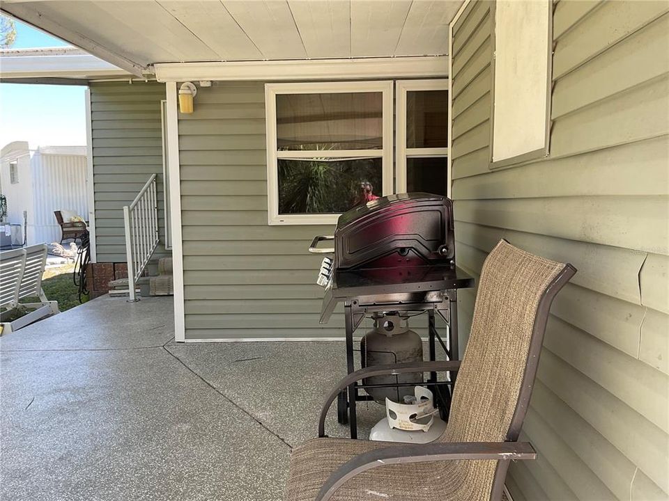 For Sale: $189,500 (2 beds, 2 baths, 1100 Square Feet)