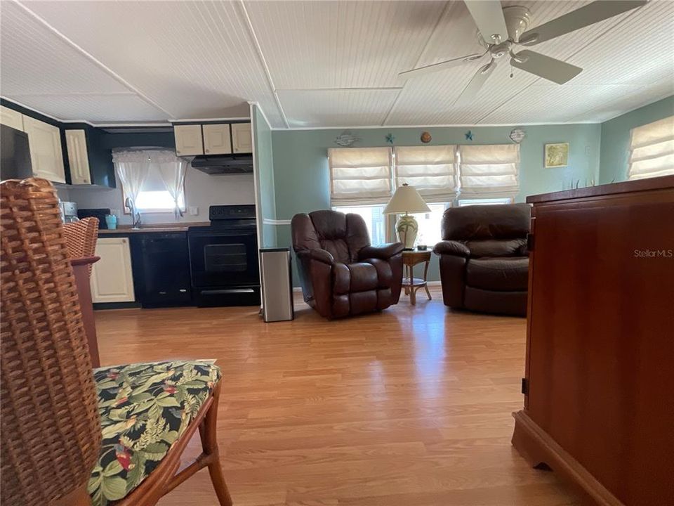 For Sale: $189,500 (2 beds, 2 baths, 1100 Square Feet)