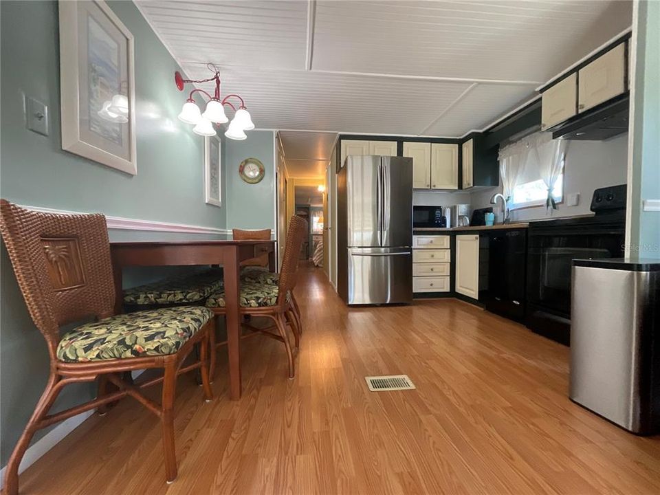 For Sale: $189,500 (2 beds, 2 baths, 1100 Square Feet)
