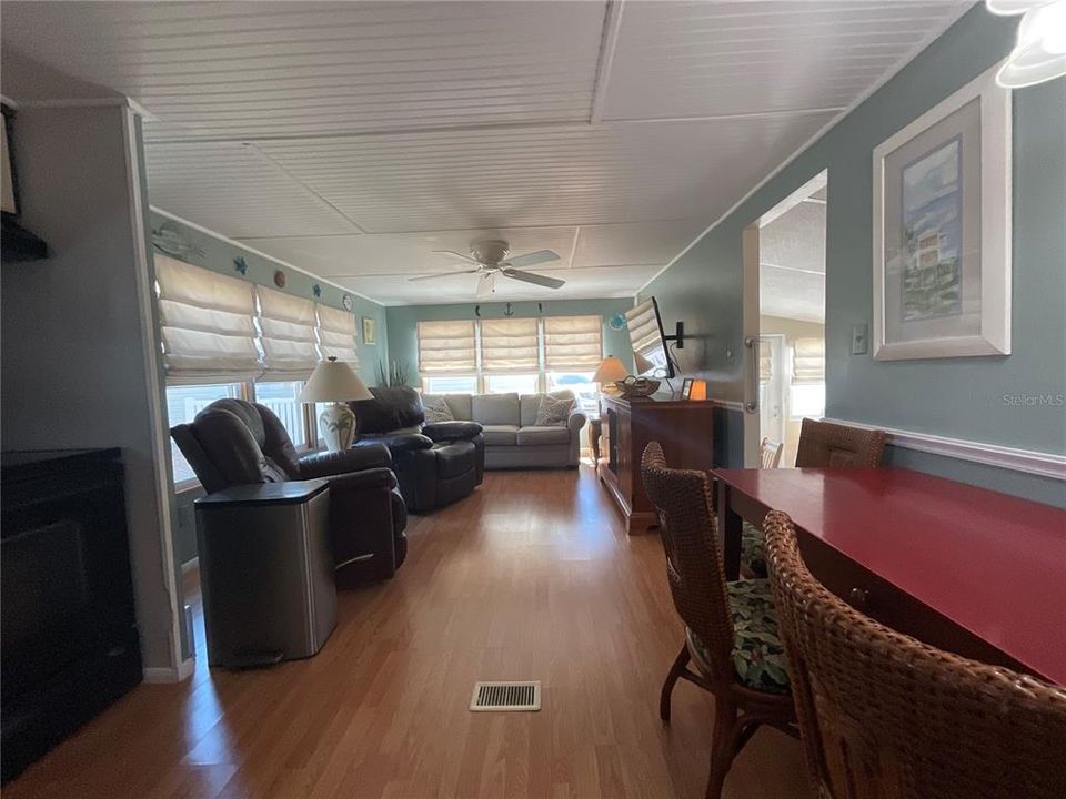 For Sale: $189,500 (2 beds, 2 baths, 1100 Square Feet)