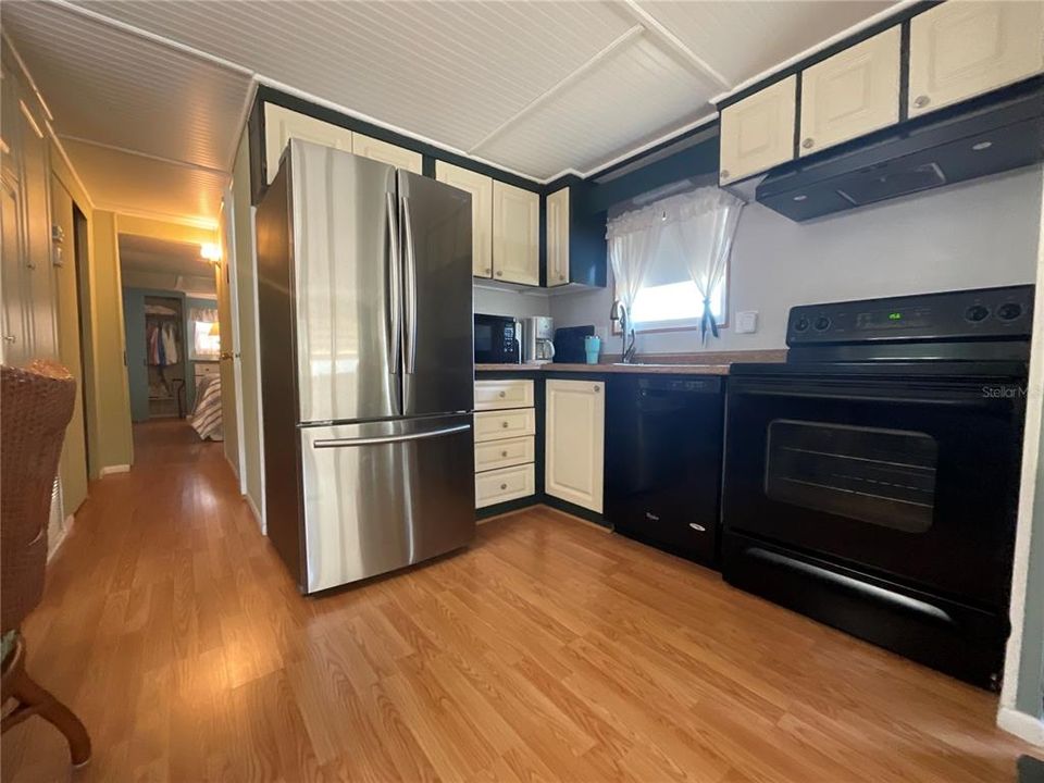 For Sale: $189,500 (2 beds, 2 baths, 1100 Square Feet)