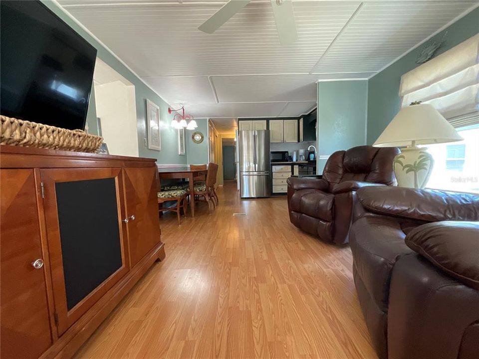 For Sale: $189,500 (2 beds, 2 baths, 1100 Square Feet)