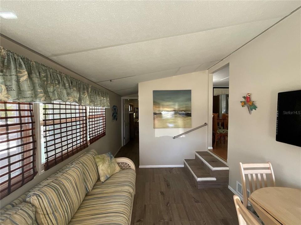 For Sale: $189,500 (2 beds, 2 baths, 1100 Square Feet)