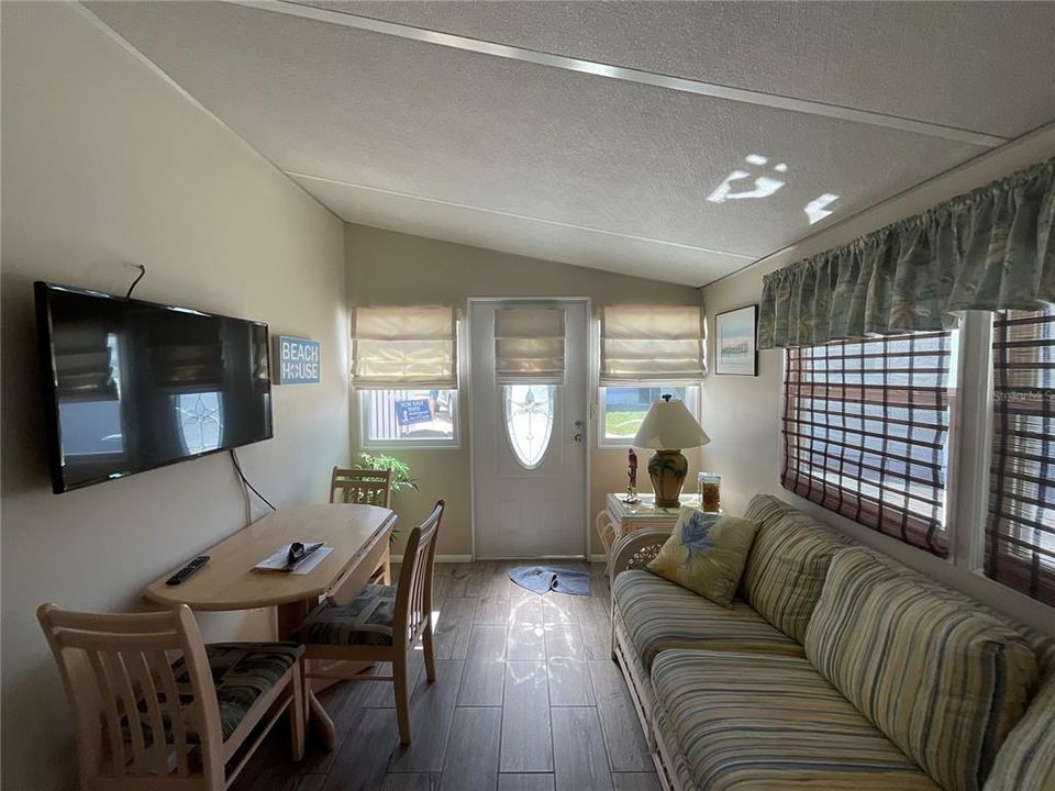 For Sale: $189,500 (2 beds, 2 baths, 1100 Square Feet)