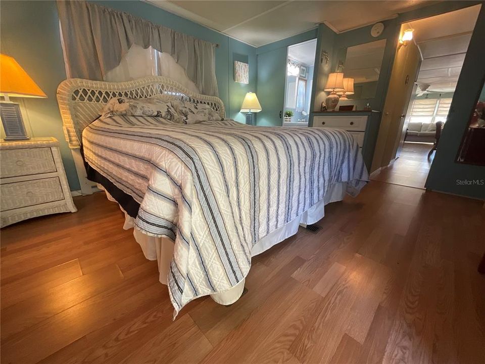 For Sale: $189,500 (2 beds, 2 baths, 1100 Square Feet)