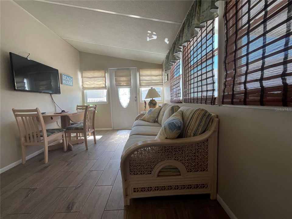 For Sale: $189,500 (2 beds, 2 baths, 1100 Square Feet)